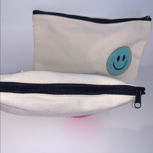 FREE SMILE CANVAS POUCH - Picture 3 of 4
